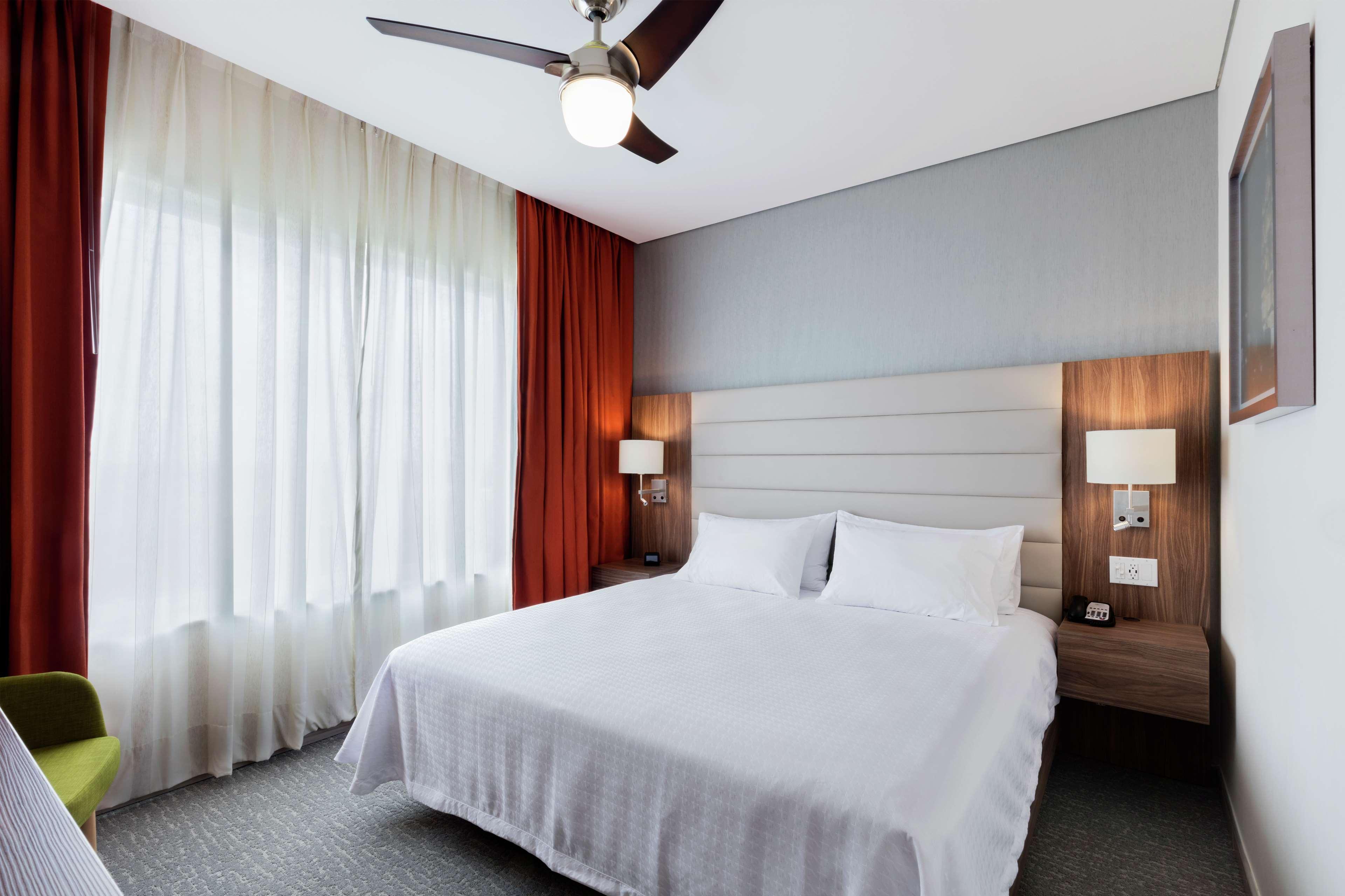 Fiesta Inn Suites Aeropuerto Del Bajio Silao Eksteriør bilde