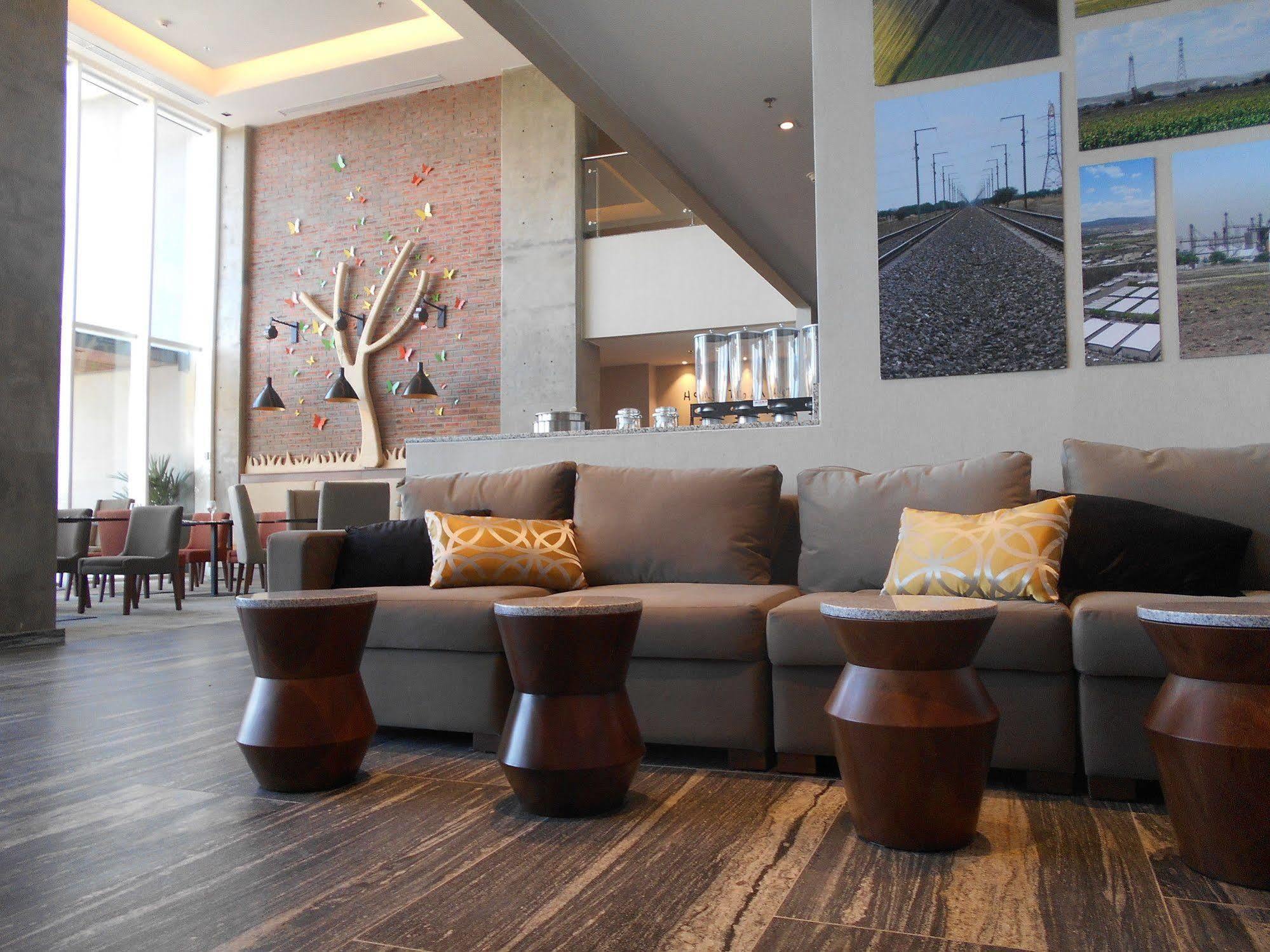 Fiesta Inn Suites Aeropuerto Del Bajio Silao Eksteriør bilde